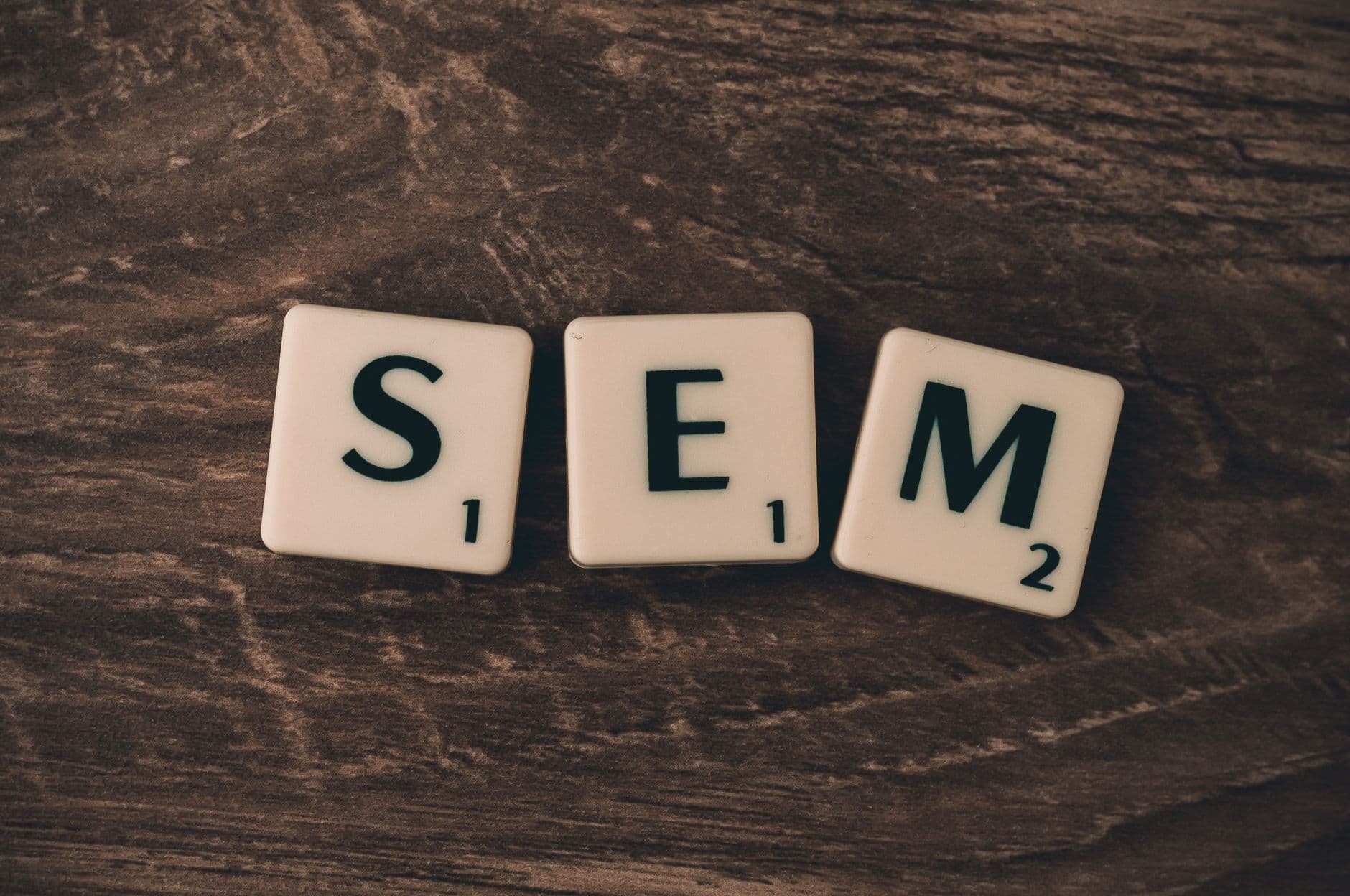 Perbedaan SEO dan SEM: Panduan Lengkap 2025